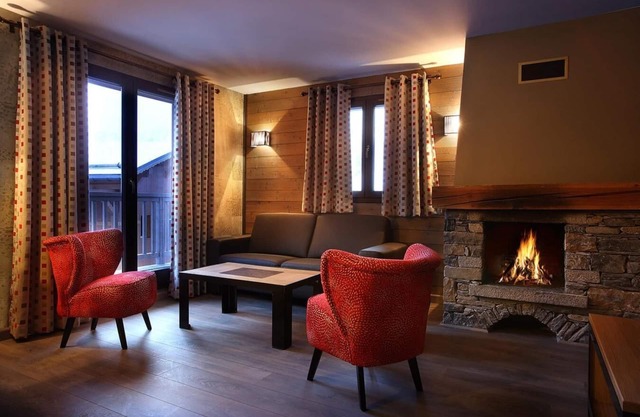 Wifi, 150m from ski slopes, fitness, swimming pool, sauna, hammam, balcony, fireplace or stove, tv