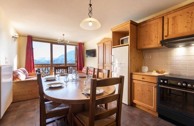 Wifi, ski-in/ski-out & foot of the slopes, swimming pool, sauna, hammam, balcony, tv, ski locker