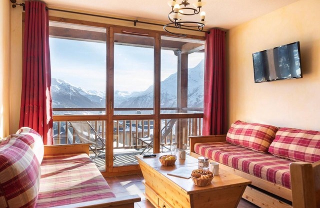 Wifi, ski-in/ski-out & foot of the slopes, swimming pool, sauna, hammam, balcony, tv, ski locker