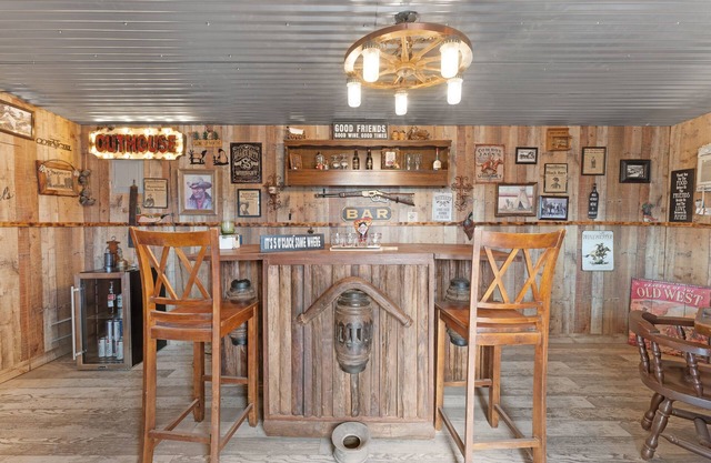 Wild West Town and Ranch - unique getaway w pool, hot tub, arcade, pool table.