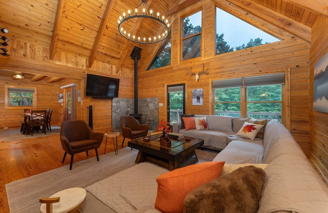 Wilderness Retreat | Pet Friendly, Fitness/Game Room & Fire Table!