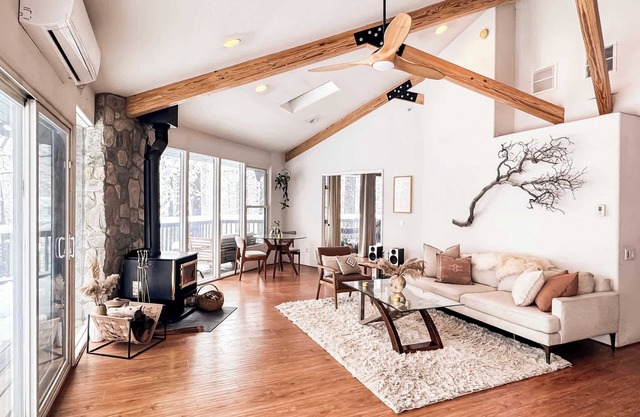 Wildland TreeHaus: Forest Views, Creekside, Fireplaces, Spa Tub, Hammocks, Pets