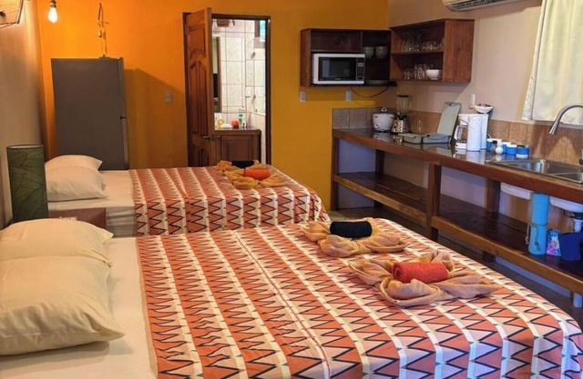 Willy's Fish Camp, Hillside, Ocean View rooms, walk to markets, trails, beaches