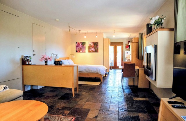 Wine Country Studio in Central Petaluma. View. Pool. Long term rates. No fees
