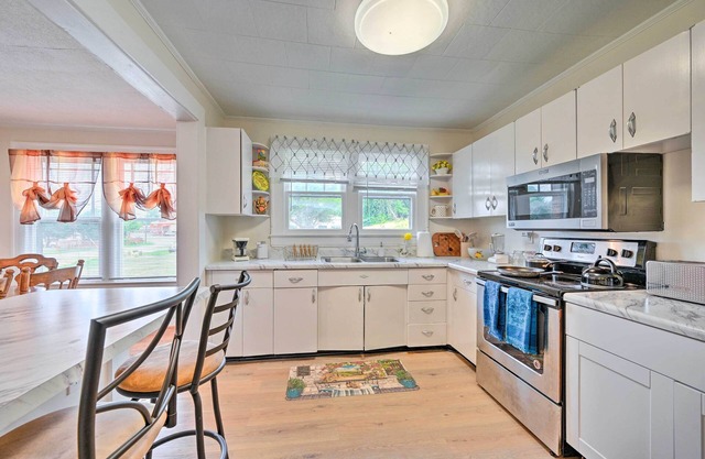 Winston-salem Retreat w/ Yard ~ 6 Mi to Dtwn!