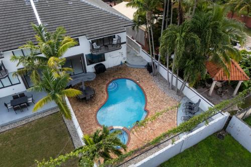 Winter Sale! 4 BR - Private Pool, Grill, Soaking Tub, Near Coral Gables & MIA Airport