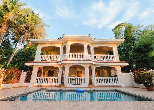 Wiona of Villa Paraiso/Beachfront Villa & Pool