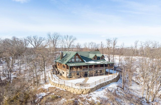 Wisconsin Luxury Log Mansion | Sleeps 15