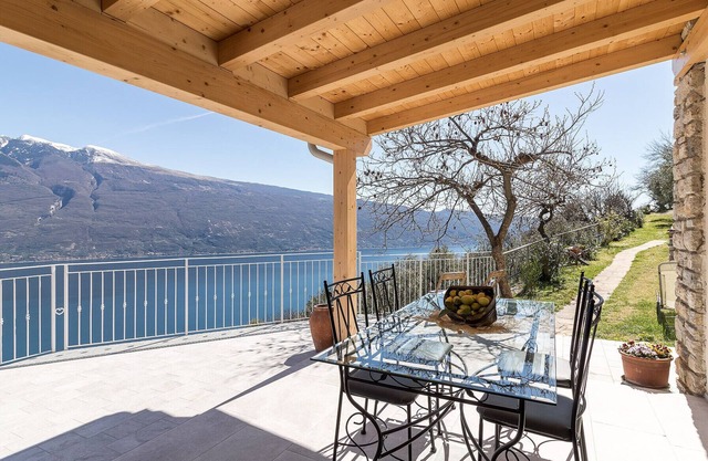 Wisteria: with breathtaking lake view and garden