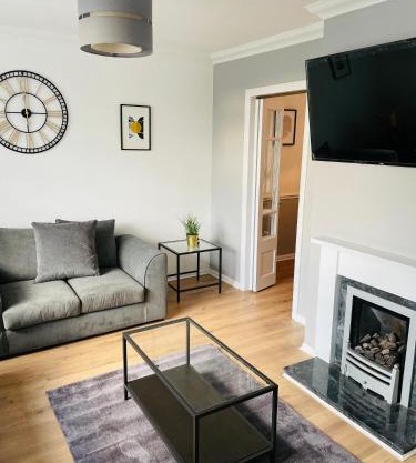 Wolverhampton 3-Bed Home Garden 4 Beds Parking for 2 Vans Ideal for Contractors, NHS & Long Stays Near M6, Walsall & City Centre