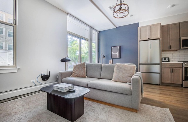 Wonderful Edgewater 1BR w/Patio Deck & Gym, near lake, by Blueground