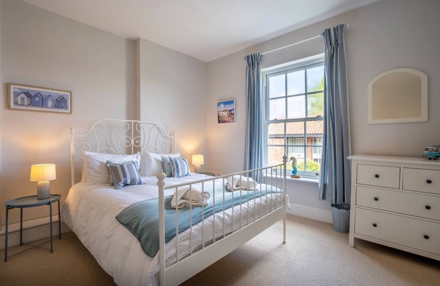 Wonderful Georgian Farm House 5 mins walk from a great sandy beach - sleeps 16