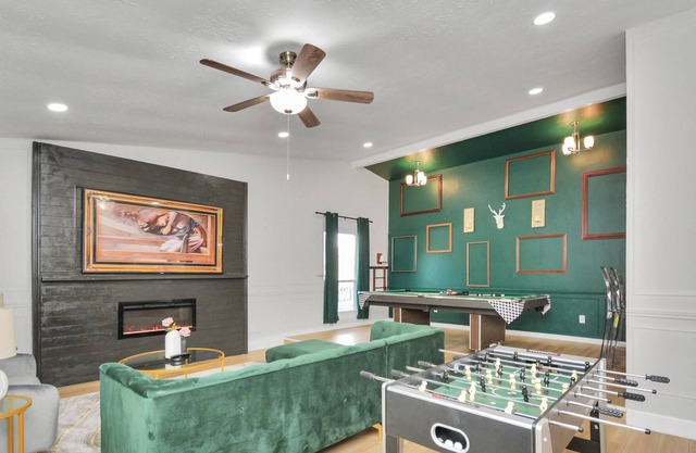 WONDERFUL Pool house, 4 bedrooms, 2.5 baths near Chinatown