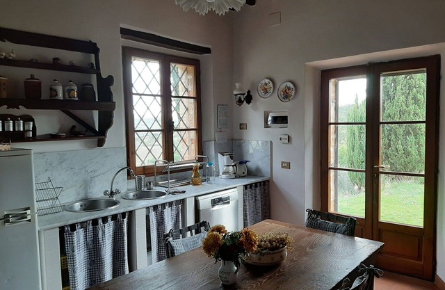 Wonderful private villa with WIFI, terrace, panoramic view and parking, close to Montepulciano