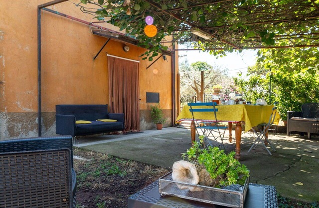 Wonderful private villa for 5 guests with A/C, WIFI, TV, patio and pets allowed