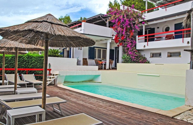 Wonderful private villa for 17 people with hot tub, WIFI, private pool, TV, patio and pets allowed