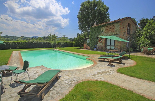 Wonderful private villa for 4 people with pool, WIFI, TV, patio and pets allowed, close to Arezzo