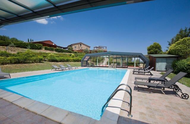 Wonderful private villa for 20 guests with A/C, pool, WIFI, TV, patio, pets allowed and parking