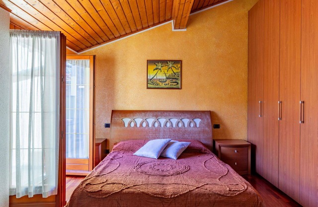 Wonderful private villa for 4 people with WIFI, hot tub, TV, terrace and pets allowed