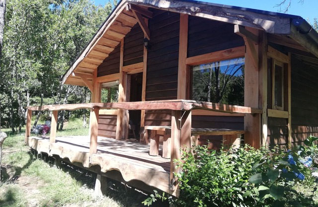 Wonderful rustic cabin 2, with native logs, on the banks of the Trancura River