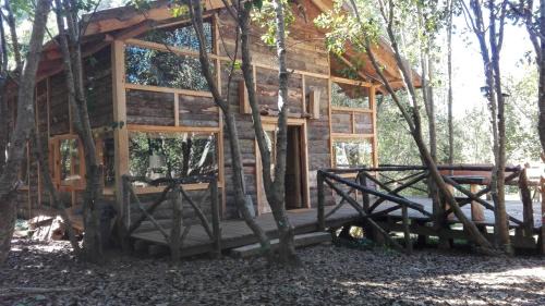 Wonderful rustic cabin, with native trees, with Rio Trancura, equipped