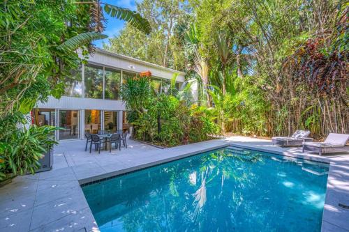 Wonderful Tropical Pool House Miami Coconut Grove
