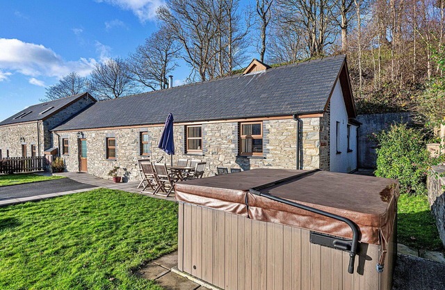 Wonderful villa for 6 guests with hot tub, WIFI, TV and pets allowed