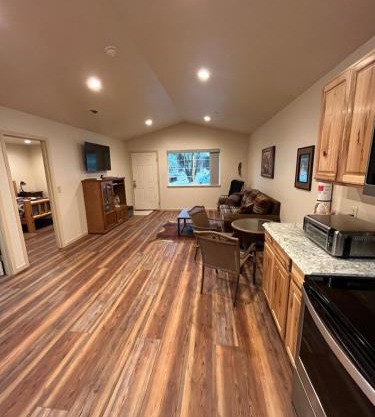 Wonky Donkey Den 30 mi to Yosemite Arch Entrance