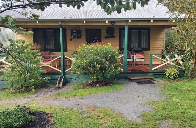 Woodcutter's cottage - come to enjoy the bush, peace & quiet