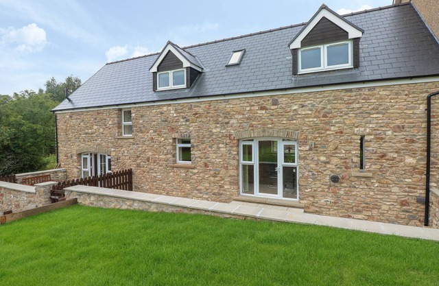 WOODPECKER BARN, pet friendly, character holiday cottage in Pontyclun