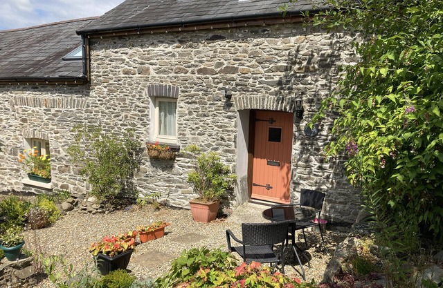 Woodpecker Cottage - Cosy Countryside Retreat with 2 acres of Private Meadows