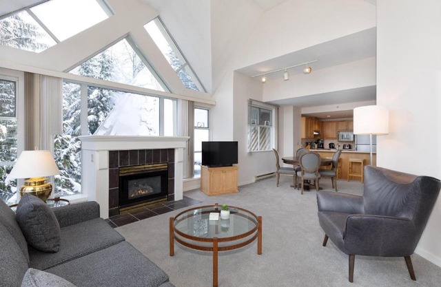Woodrun Lodge 517 | Large Ski-In Ski-Out Condo by Upper Village w/Mountain Views & Shared Hot Tub