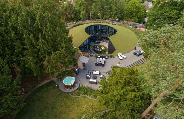 Woolbrook Reservoir - An occasion home like none other, with hot tub and parking