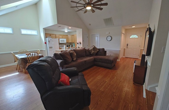 Work, Relax, Explore! 3 Bdrm House with screened in porch in New Bern.