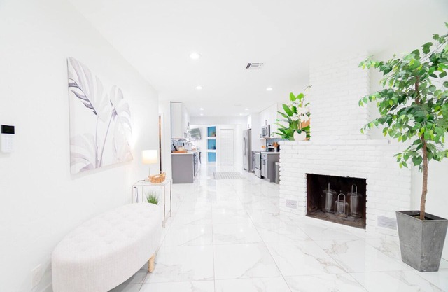 WPB Elegant 5BR with Hot Tub and Fire Pit Near Beach