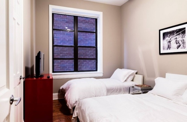 Wrigley Field Legend Suite 4 Bedrooms, 2 Bathrooms