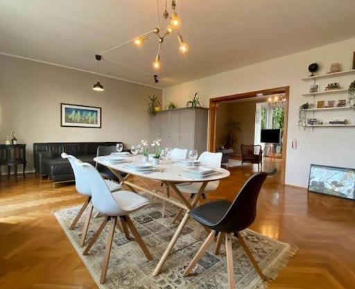 Wunderschöne Altbauwohnung mit Balkon - 102 qm