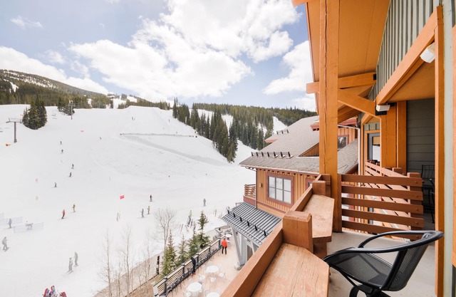 X-Large Balcony View of Half Pipe and Mountain! Steps from American Eagle Lift!