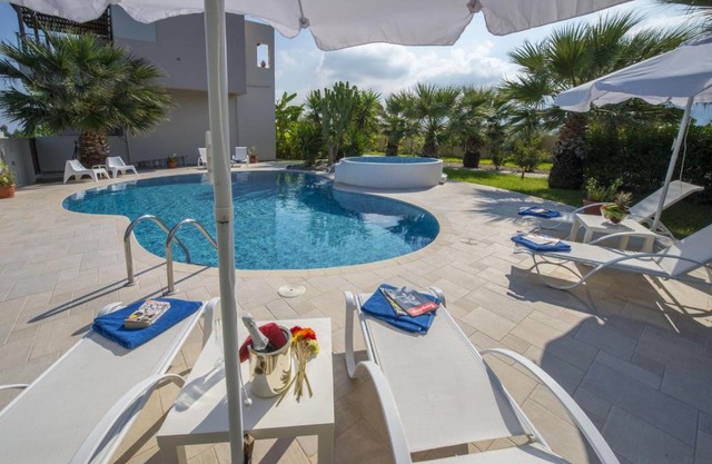 Xenos Villa 2 With 5 Bedrooms private swimming pool, near the sea