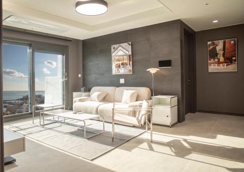 Y COLLECTION by UH FLAT OSIRIA