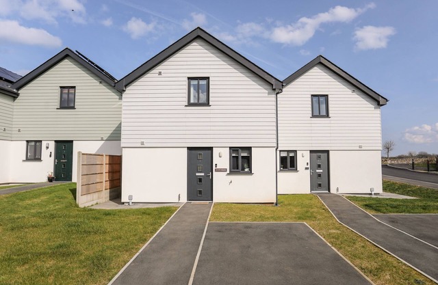 Y TY PREN, with a garden in Benllech