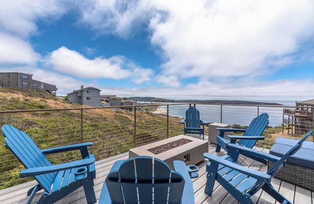 Yacht Club~ Captivating Beach House w/Sea Views! Avail for Month at a time!