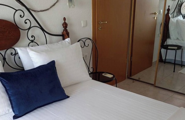 Yades elegant villa 2 minutes away from the beach