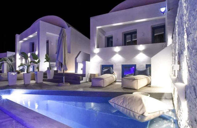 Yang Villa in Monolithos Beach, next to Fira, close to airport