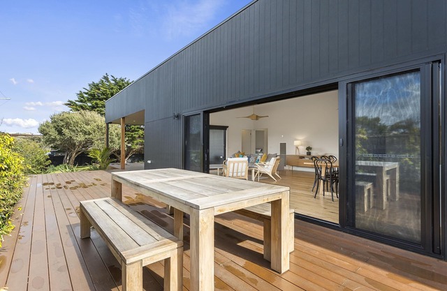 Yaringa, St Andrews Beach - Pristine new family living and only moments from the surf beach