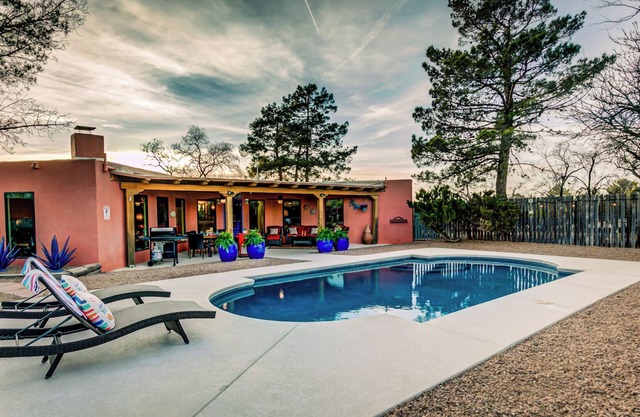 Year Around Heated Pool, Mountain Views, Pets Ok