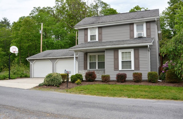 Yellow Creek Cottage located overlooking Yellow Creek & near Lake Raystown.