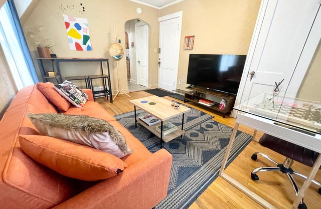 Yellow House Apartment w/Self Check-in + Workspace