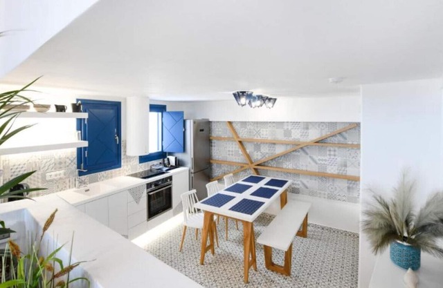 Yin Villa in Monolithos Beach, next to Fira, close to airport