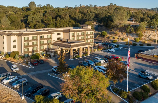 Yosemite Southgate Hotel & Suites